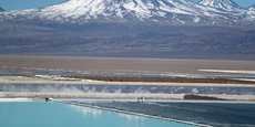 Vue d'un bassin de saumure d'une mine de lithium sur la saline d'Atacama dans le désert d'Atacama au Chili.