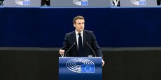 Emmanuel Macron s'adressant aux parlementaires européens lors de son discours de présidence française du Conseil de l'Union européenne.