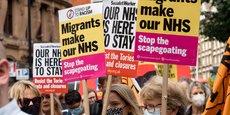 Manifestations en faveur des migrants au Royaume-Uni dont le système de santé gratuit, le NHS, emploie de nombreux étrangers. Le NHS a connu des pénuries de personnel en raison des restrictions de circulation dictées par la pandémie mais aussi des règles plus contraignantes imposées par le Brexit.