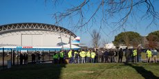 Une cinquantaine de salariés se sont rassemblés devant le lieu du job dating de Derichebourg Aeronautics à Toulouse pour demander un meilleur salaire.