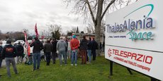 À Toulouse, une centaine de salariés de Thales Alenia Space ont participé à un jeudi noir pour les salaires.
