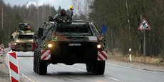 Les premiers véhicules militaires allemands de renforcement du groupement tactique de présence avancée de l'OTAN arrivent à la base militaire de Rukla, en Lituanie, le 17 février 2022.