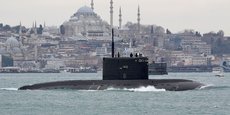 Un sous-marin russe sillonne entre les navires au large d'Istanbul en février 2022.