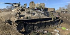 Un véhicule blindé de transport de troupes russe endommagé lors des premiers jours de l’invasion (Communiqué du service de presse du ministère ukrainien de la Défense).