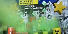 Des militants du Koala Kollektiv manifestent devant l'Euro-Sculpture à Francfort (Allemagne) contre le greenwashing  de l'inclusion de l'énergie nucléaire et du gaz naturel dans la taxonomie des énergies de l'Union européenne.