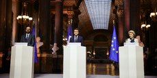 Le président Emmanuel Macron, la présidente de la Commission européenne Ursula von der Leyen et le président du Conseil européen Charles Michel lors de leur conférence de presse qui a suivi le sommet des leaders européens au Château de Versailles le 11 mars.