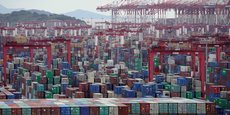 Le port de Shanghai, qui ne cesse d'accroître sa puissance depuis qu'il a dépassé Singapour en 2010, est devenu le plus important au monde en volumes de fret maritime.