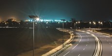 Eclairage de l'autoroute près de Dakar par les lampadaires de Fonroche Lighting.
