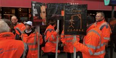 Des salariés de Scopelec manifestent ce jeudi près de la gare Saint-Lazare.