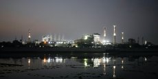 Vue des tours de refroidissement d'une centrale électrique au charbon à Ahmedabad, en Inde.