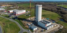 D'une capacité de 250.000 tonnes par an, l'usine H2, construite à Bournezeau, à proximité de l'usine pilote H1 et du centre de R&D d'Hoffmann Green Cement Technologies, préfigure de la physionomie de la future usine H3 bâtie en région parisienne en 2023-2024.