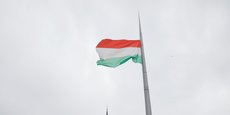 Le projet de la Commission prévoirait une dérogation pour permettre à la Hongrie et la Slovaquie, deux pays enclavés et totalement dépendants du pétrole russe, de continuer leurs achats à la Russie en 2023.