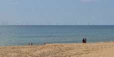 Photomontage du projet de parc éolien offshore au large de l'île d'Oléron, en Charente-Maritime, vu depuis la digue du pore de La Cotinière et réalisé par les maîtres d'ouvrage.