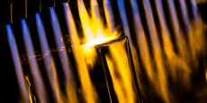 La production de verre est un processus industriel à forte intensité énergétique, elle se fait essentiellement à partir du gaz. Ici la deuxième chauffe qui fixe le flacon à la sortie du moule.