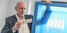 Jean-Pierre Estanol, le directeur général de Symbiose, entreprise de plastronique qui fabrique des pièces électroniques moulées à Pugnac, dans le nord de la Gironde.