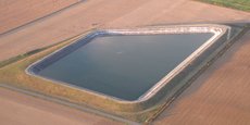 Les retenues d'eau, dites bassines, ont le plus souvent une capacité de plusieurs centaines de milliers de mètres cubes d'eau et servent à l'irrigation agricole.