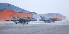 Le gouvernement canadien a aussi l'intention d'acheter 88 avions de combat F-35 du constructeur américain Lockheed Martin pour remplacer sa flotte vieillissante. (Photo d'illustration : le 15 mars 2022, sur la base aérienne de Thulé, au Groenland, deux CF-18 Hornets de l'Aviation royale du Canada prêts à participer à l'opération Noble Defender, dans le cadre de manoeuvres menées avec l'US Air Force dans tout l'Arctique nord-américain.)