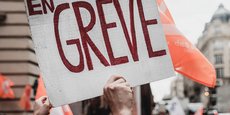 Partout en France, les mouvements de grève se multiplient pour réclamer des hausses de salaire, alors que l'inflation atteint des records.