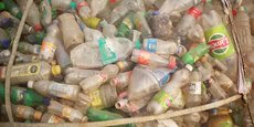 Les défenseurs de l'environnement, ainsi qu'une soixantaine de pays, plaident pour une restriction de la production mondiale de plastiques à la source, ainsi que des mises sur le marché de plastiques à usage unique. Les industriels et les pays producteurs de pétrole ou de plastique militent pour une amélioration de la gestion des déchets et du recyclage.