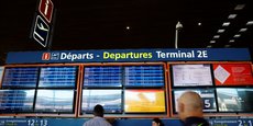 Les files d'attente se sont allongées dans les aéroports parisiens suite à une panne informatique de la police aux frontières.