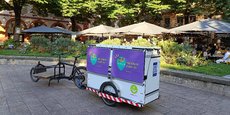 Depuis juin 2022, la startup Junglo propose une offre de relais colis en vélo-cargo dans l’hypercentre de Toulouse. Comme ici, place Saint-Georges.