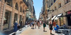 Rue Sainte-Catherine, à Bordeaux, près de huit commerces sur dix climatisent leur locaux en gardant leurs portes ouvertes. Une absurdité énergétique.