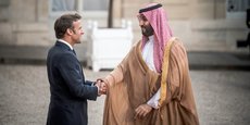 Le président français, Emmanuel Macron, accueillant  au palais de l'Elysée Mohammed ben Salmane le prince héritier du Royaume de l'Arabie saoudite.