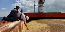 Des inspecteurs turcs vérifient une cargaison de blé exportée depuis l'Ukraine vers le Bosphore.