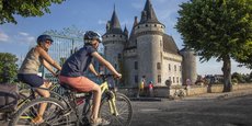 Avec 5.000 kilomètres de pistes cyclables, dont 600 sur le parcours de la Loire à vélo (ici devant le château de Sully sur Loire), le Centre Val de Loire s’affiche comme la première région française pour la mobilité douce.