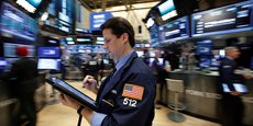 C'est surtout aux États-Unis que le coup d'arrêt des IPO s'est fait sentir: le nombre d'entrées en Bourse s'est écroulé de 78% (seulement 90 opérations), et leur montant de 94%, à 8,6 milliards. Photo d'illustration : un trader du New York Stock Exchange (NYSE).