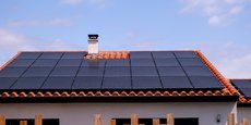 L'autoconsommation d'électricité connaît une forte hausse chez les particuliers en France, notamment grâce à l'installation de panneaux solaires.