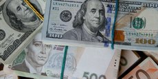 Montage entre des billets en dollars, euros et hryvnia, la devise ukrainienne. Le mois dernier, la banque centrale ukrainienne a dévalué de 25% la monnaie du pays par rapport au dollar américain afin d'amortir l'impact économique de la guerre avec la Russie.