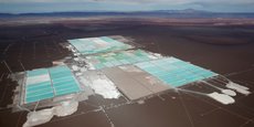 Vue aérienne du site d'exploitation de lithium de Soquimich dans le désert d'Atacama au Chili.
