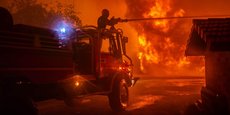 Les sapeurs pompiers de Gironde luttent contre le feu à Saumos, dans le Médoc.