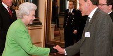 Le 12 février 2009, lors d'une cérémonie au palais de Buckingham, à Londres, pour le lancement du nouveau site web de la monarchie britannique, la reine Elizabeth II reçoit Sir Tim Berners-Lee, ce chercheur du MIT qu'elle a élevé en juillet 2004 au grade de chevalier commandeur (le deuxième grade le plus élevé de l'ordre de l'Empire britannique) pour son rôle éminent dans l'invention du World Wide Web.