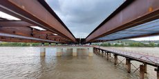 La charpente métallique qui soutiendra le pont Simone Veil entre Floirac et Bordeaux/Bègles atteindra la rive gauche fin janvier 2023.