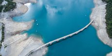 L'été 2022, le niveau du lac de Serre-Ponçon a chuté à un niveau sans précédent, 17 mètres inférieur à celui habituel.