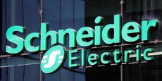 Le logo de Scheider Electric est photographié au siège de la société à Rueil-Malmaison