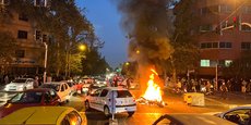 Une moto de police brûle pendant une manifestation sur la mort de Mahsa Amini, à Téhéran