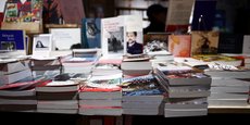 Photo d'archives de livres exposés sur une table à la librairie La Librairie du Canal, à Paris