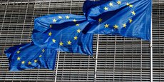 Des drapeaux de l'Union européenne photographiés devant le siège de la Commission européenne à Bruxelles