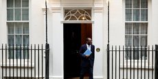 Le chancelier de l'Échiquier britannique, Kwasi Kwarteng, devant Downing Street à Londres