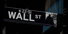 Photo d'archives montrant une plaque de rue de Wall Street près de la bourse de New York