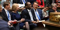 La première ministre britannique Liz Truss congratule le chancelier de l'Échiquier Kwasi Kwarteng après son discours devant la Chambre des Communes sur le plan de croissance du gouvernement baptisé Mini-Budget, ce vendredi 23 septembre, à Londres,