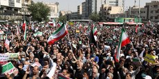 Des personnes pro-gouvernementales se rassemblent contre les récents rassemblements de protestation en Iran, après la cérémonie de la prière du vendredi à Téhéran
