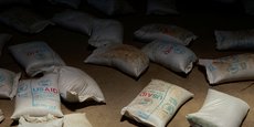 Une pile de sacs de céréales envoyés d'Ukraine photographiée à l'entrepôt du Programme alimentaire mondial dans la ville d'Adama, en Éthiopie