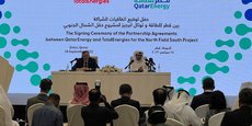Saad al-Kaabi et Patrick Pouyanné lors de la cérémonie de signature des accords du partenariat entre QatarEnergy et TotalEnergies à Doha, au Qatar