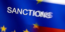 Le mot Sanctions est affiché sur les drapeaux de l'UE et de la Russie