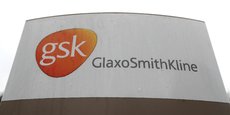 Photo d'archives du logo de GlaxoSmithKline (GSK) au centre de recherche GSK à Stevenage
