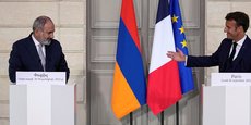 Emmanuel Macron et Nikol Pachinian assistent à une conférence de presse au palais de l'Élysée